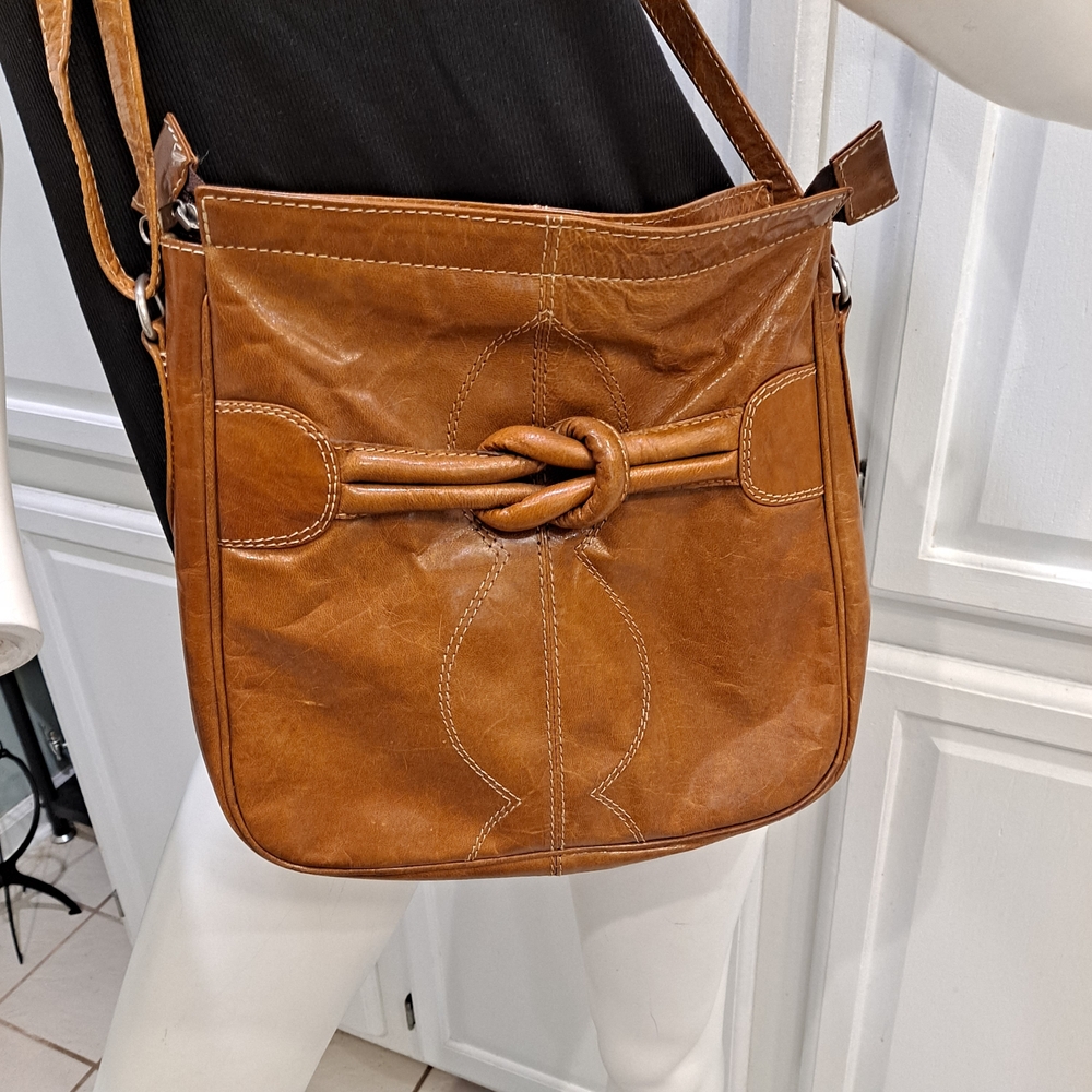Elegant Tan Leather Crossbody Bag